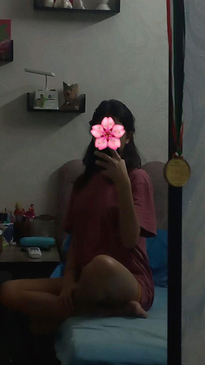 Image of HOT GIRL AT Pita Kotte, pagoda, Nugegoda. පිට කෝට්ටේ, නුගේගොඩ, පාගොඩ