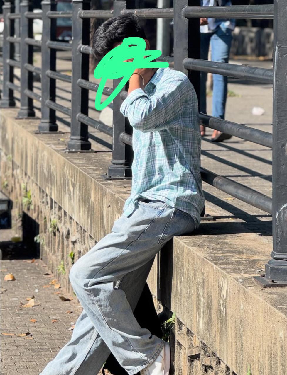 Image of muslim girls and sinhala girls and tamil girls welcome