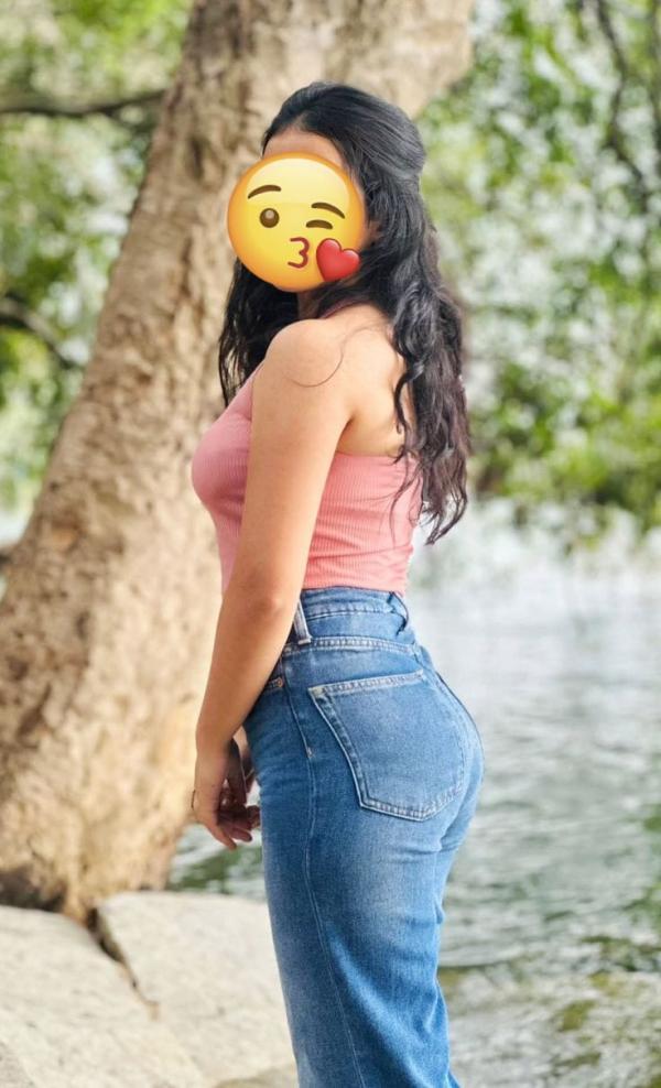 Image of DECENT AND HOT  GIRL AT bambalapitiya