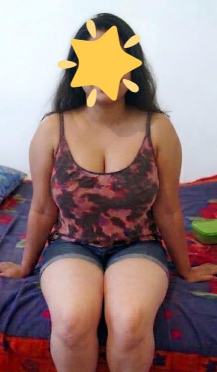 Image of தமிழ்  girl ( tamil ) Live cam show  , இந்த உடையில் சேவை தரப்படும் 💯 %